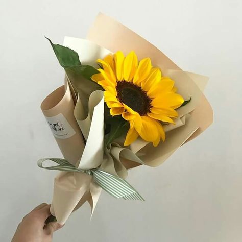 Single Flower Bouquet, Flower Boquet, Diy Bouquet Wrap, Sunflower Arrangements, Yellow Bouquets, Flower Bouquet Diy, Boquette Flowers, Flower Business, Sunflower Bouquets