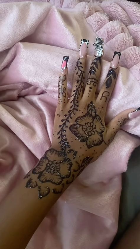 Hand Tattoos Henna, Drawings On Hands, Basic Henna, Manipulative Parents, Henna Flower, Cute Henna Designs, Cute Henna Tattoos, Her Tattoo, Henna Style Tattoos