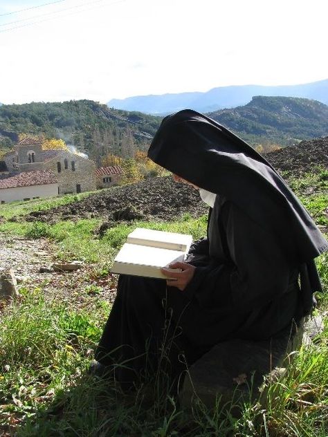 Nun Portrait, Monastery Aesthetic, The Nun's Story, Monastic Life, Fotografi Vintage, Catholic Images, Bride Of Christ, Divine Mother, Christian Pictures