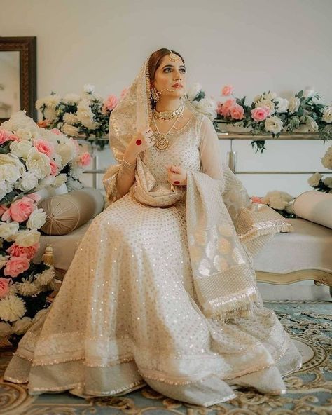 Long maxi frock with traditional jewellery Nikkah Jewellery, Nikah Dress Pakistani, Simple Nikkah, Brides Pakistani, Pakistani Nikkah, Nikkah Brides, Pakistani Bridal Hairstyles, Nikkah Bride, Nikah Dress