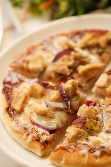 BBQ Chicken Pizza in 10 Minutes Moist Grilled Chicken, Grilled Chicken Pizza, Homemade Bbq Chicken Pizza, Perfect Pizza Crust, Pita Pizza, Delicious Pizza Recipes, Pita Pizzas, Chicken Pita, Recipe Using Chicken