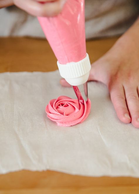 How To Frost a Cupcake: 5 Easy Ways | Kitchn Frost A Cupcake, How To Ice Cupcakes, 20 Cake, Rose Icing, Bakery Style Cake, Baking School, How To Make Frosting, Buttercream Cupcakes, Frosting Tips