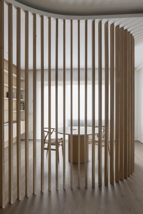 Curved Room Divider, Dividing Wall Ideas, Curved Walls Interior, Partition Wall Ideas, Wood Partition, Modern Partition Walls, Curved Walls, Living Room Partition, Partition Design