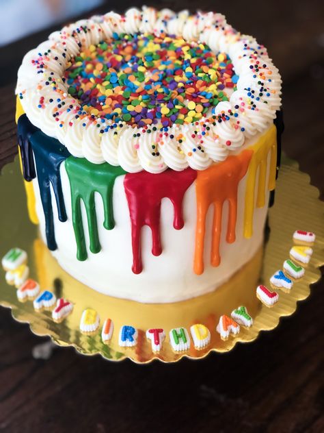 Colorful Drip Cake, Crayon Birthday Cake, Rainbow Cake For Boys, Rainbow Birthday Cake Ideas, Rainbow Friends Cake, White Chocolate Ganache Drip, Rainbow Drip Cake, Crayon Cake, Smarties Cake