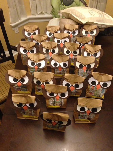 Owl snacks for back to school! Pre-k snacks. Used newspaper funnies for belly. Whooooo's ready for snacks? Noah's Ark Snack, Owl Snacks, Noahs Ark Party, Class Snacks, Packaged Snacks, Classroom Treats, Preschool Snacks, Crafts For Toddlers, Owl Party