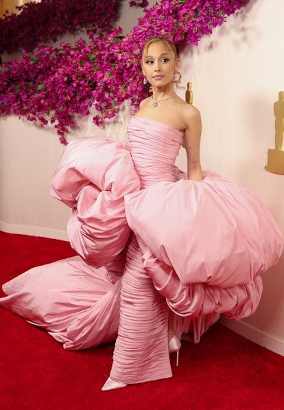 Ariana Grande Literally Dressed As Glinda The Good Witch For The Oscars Vestidos Versace, Blazer En Cuir, Giambattista Valli Haute Couture, Liza Koshy, Regina King, Rita Moreno, America Ferrera, Brittany Snow, Vestidos Color Rosa