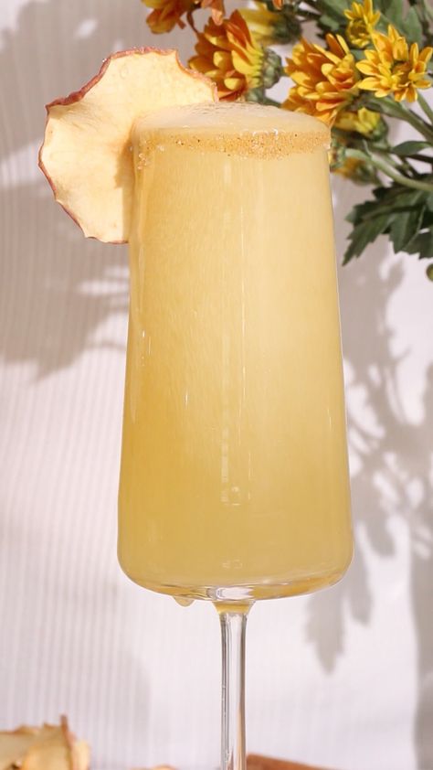 close up of a yellow mocktail in a champagne flute made with apple cider and non-alcoholic wine. Gold Mocktails Non Alcoholic, Yellow Mocktails Non Alcoholic, Non Alcoholic Eggnog Recipe, Apple Mimosa, Apple Mocktail, Easy Mimosa, Mimosa Mocktail, Non Alcoholic Mimosa, Mocktails Non Alcoholic