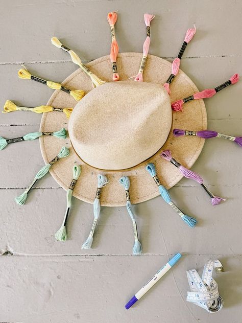 Paint Straw Hat, Straw Hat Band Ideas, How To Decorate A Hat, Decorate Hats Diy, Hat Painting Diy, Painted Straw Hats Diy, Felt Hat Embroidery, Hat Bands Diy Ideas Western, Decorate Cowboy Hat