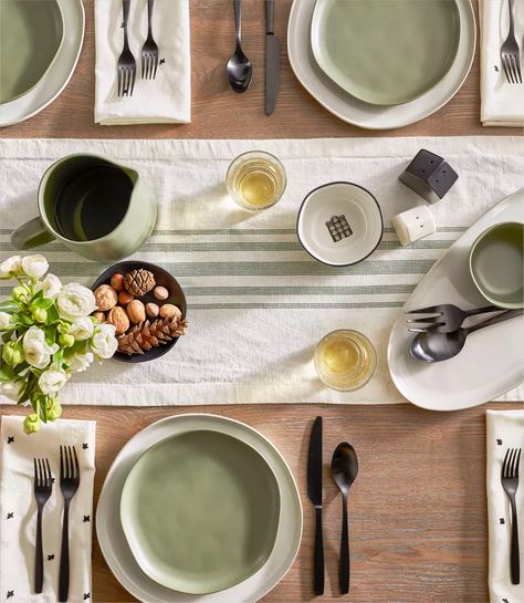 Flatware Setting Ideas, Scandinavian Dinner Table, Dinnerware Table Setting, Organic Table Setting, Tableware Inspiration, Green Dinnerware Set, Dinnerware Inspiration, Dishes Sets, Tableware Ideas