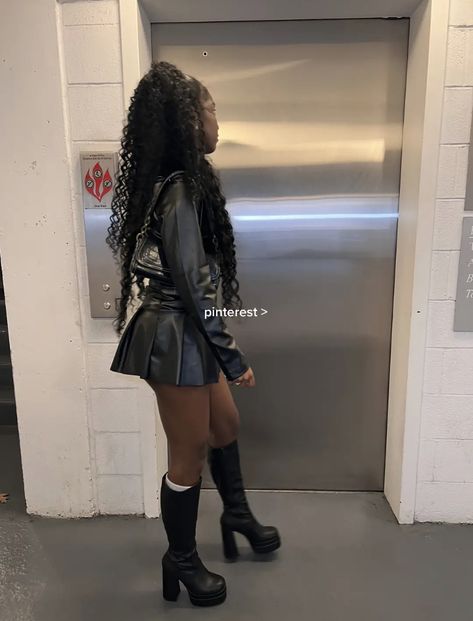 Extra Mini Skirt Outfit, Flare Skirt Outfit Black Women, Black Leather Boots Outfit Black Women, Boots And Skirt Outfit Black Women, Winter Concert Outfit Ideas Black Women, Leather Baddie Outfits, Leather Skirt Outfits Black Women, Outfit Ideas With Leather Skirt, Chunky Boots Outfit Black Women