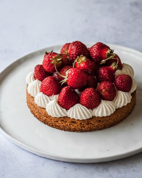 Fresh Strawberry Sablé Breton Tart with Vanilla Bean Mousse • Cook Til Delicious Vanilla Bean Mousse, Fraisier Cake, British Bake Off Recipes, Vanilla Mousse, Strawberry Tart, Strawberry Season, Summer Baking, Types Of Fruit, Strawberry Filling