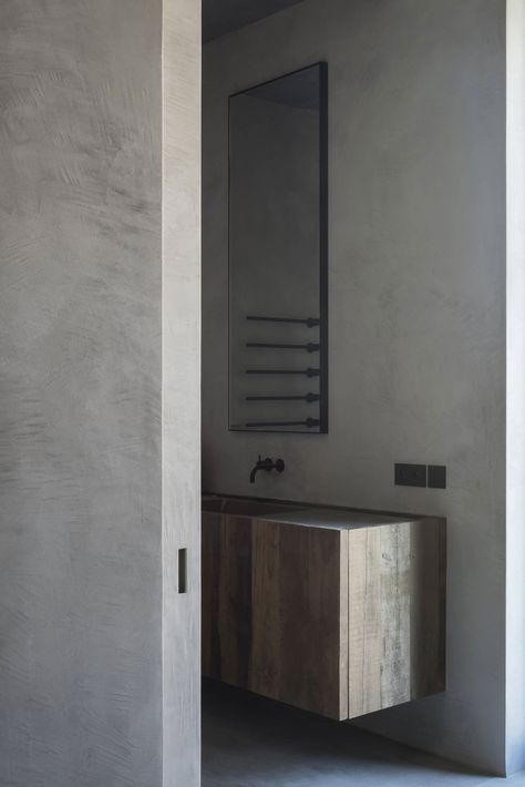 C Penthouse By Vincent van Duysen Bath Towel Storage, Luxury Bathroom Master Baths, Vincent Van Duysen, Interior Design Minimalist, Loft Interiors, Urban Loft, Towel Storage, Modern Houses Interior, Bad Design