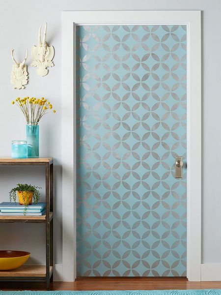 stenciled painted door via BHG Update Interior Doors, Diy Interior Doors, Diy Casa, Hemma Diy, Wallpaper Trends, Interior Paint Colors, Diy Interior, Design Del Prodotto, घर की सजावट