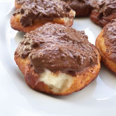 The classic Boston Cream Pie that you know and love now comes in the form of a tasty doughnut. This recipe is so fun to create, and it's keto-friendly! Grab your favorite cup of coffee, and enjoy these fun, delicious doughnuts! Keto Boston Cream, Keto Pastry, Boston Cream Donut, Snackle Box, Lowcarb Recipes, Keto Muffins, Keto Donuts, Keto Eating, Keto Cream