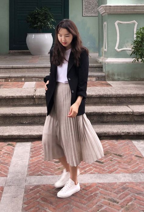 Pleated Midi Skirt And Blazer Outfit, Midi Skirt Smart Casual, Long Blazer And Skirt Outfit, Blazer Skirt Sneakers Outfit, Smart Casual Long Skirt, Knee Length Pleated Skirt Outfit, Pleated Skirt Outfit Office, Modest Blazer And Skirt Outfits, Midi Skirt Outfit Office