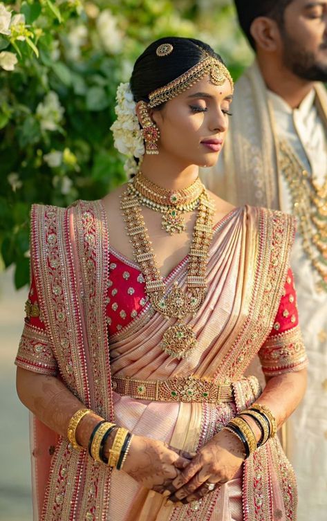 Latest South Indian Bride Look, South Indian Bride Tamil Wedding Sarees, Tamil Bridal Look, Unique South Indian Wedding Saree, Tamil Hindu Wedding Saree, South Indian Bride Jwellary, Saree Thoughts, Bride Reference, Rani Haram