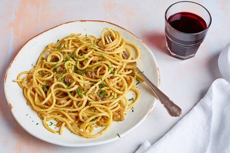 This bigoli in salsa recipe is a Venetian classic, and boasts a satisfyingly short cooking time, making it a great new go-to dish for your midweek meal repertoire. Onions and anchovies are cooked down until the anchovies melt into a sauce that provides a rich, punchy coating for the bigoli pasta – a speciality of Veneto. Bigoli Pasta, Anchovy Recipes, How To Make Spaghetti, Italian Comfort Food, Seafood Pasta Recipes, Filled Pasta, Chicken Tender, Butter Pasta, Italian Recipes Traditional