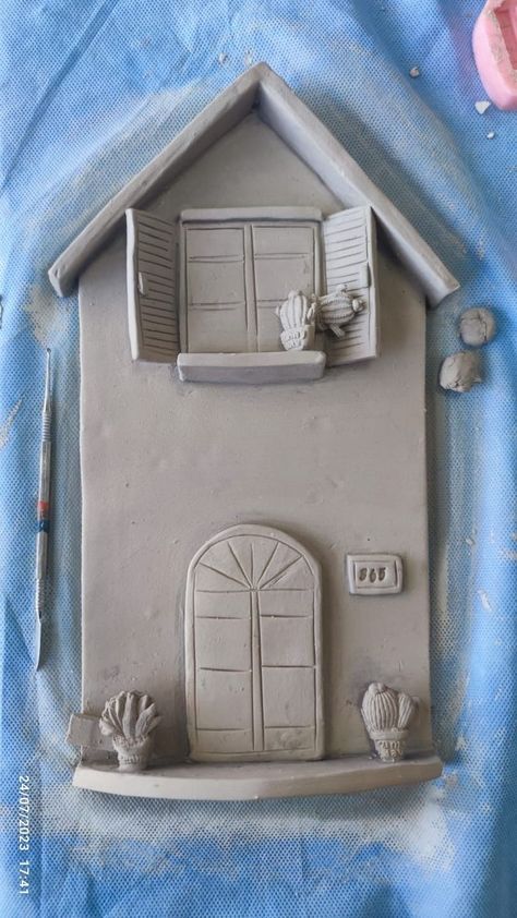 Slab House Ceramics, Ceramic Key Holder Pottery, Clay Ceramics Ideas, Ceramic Designs, Clay House, Clay Magnets, Air Dry Clay Projects, Cerámica Ideas, Picture Frame Decor