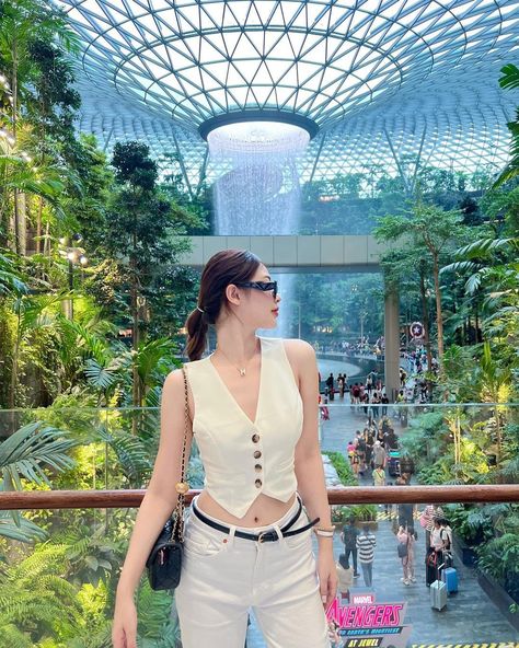 Jewel Changi Airport Pose, Singapore Ootd Outfit, Singapore Outfit Ideas, Singapore Photo Ideas, Singapore Street Style, Hongkong Outfit Travel, Hongkong Outfit, Bangkok Outfit, Singapore Outfit