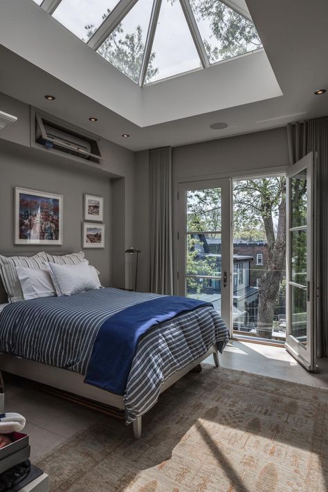 Bedroom With Sunroof, Bedrooms With Skylights, Skylights Ideas Ceilings Bedroom, Bedroom With Skylight Ceilings, Skylights Bedroom, Ceiling Window Bedroom, Glass Roof Bedroom, Sky Lights Bedroom, Skylight In Bedroom