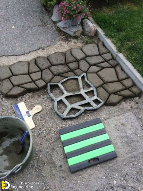 Crazy Paving Maker Path For Your Garden! - Engineering Discoveries Driveway Diy, Patio Step, Diy Path, Diy Driveway, Concrete Work, Stepping Stone Paths, Driveway Ideas, Paving Ideas, Black Mold