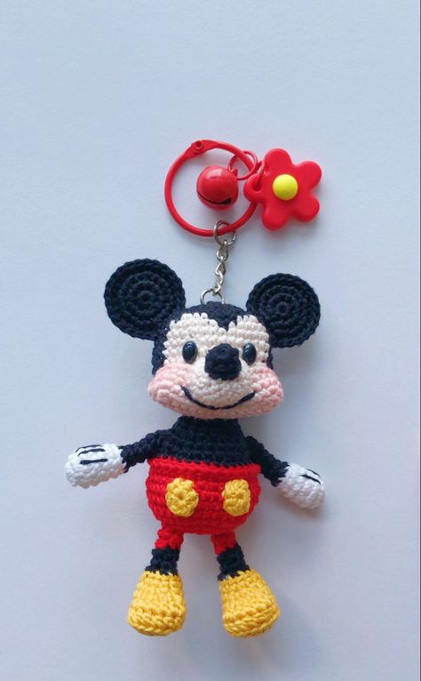 Crochet Mickey Mouse Keychain, Crochet 90s, Crochet Heart Keychain, Crochet Mickey Mouse, Keychain Patterns, Disney Crochet Patterns, Crochet Teddy Bear Pattern, Crochet Disney, Pola Amigurumi