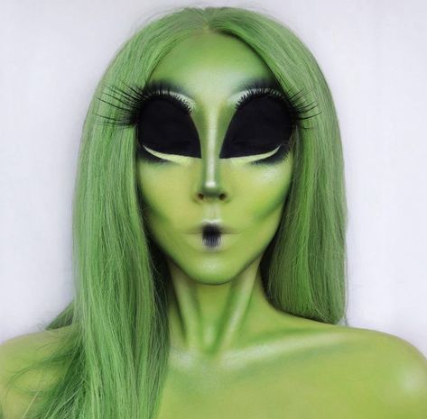 Alien Costume Makeup, Green Halloween Makeup, Alien Makeup Halloween, Alien Makeup Looks, Alien Face Paint, Alien Costume Women, Alien Halloween Makeup, Halloween Glamour, Alien Costumes