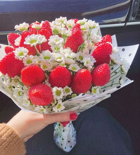 Daisies And Strawberries, Cottagecore Strawberry Aesthetic, Strawberry Pictures Aesthetic, Buah Strawberry Aesthetic, Strawberry Daisy Party, Strawberry Picnic Aesthetic, Strawberry Things Aesthetic, Strawberry Aestethic, Strawberry Core Aesthetic