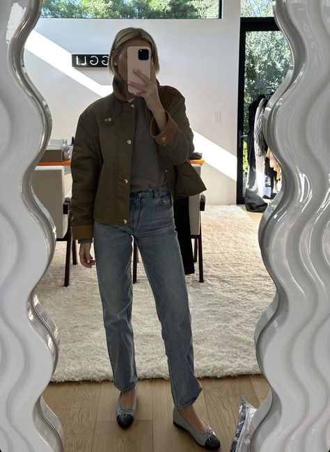 Morgan Stewart Style, Khakis Outfit, Euro Fashion, Morgan Stewart, Chanel Style Jacket, Casual Weekend Outfit, Fall Trends Outfits, Fashion Mood Board, Cold Weather Outfits