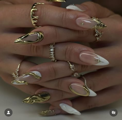 Birthday Nails 25, Almond Gold Nails, Egypt Nails, Chunky Nails, 3d Nails Design, Aesthetic Nail Designs, Gold Stiletto Nails, Nails New Years, Everyday Nails