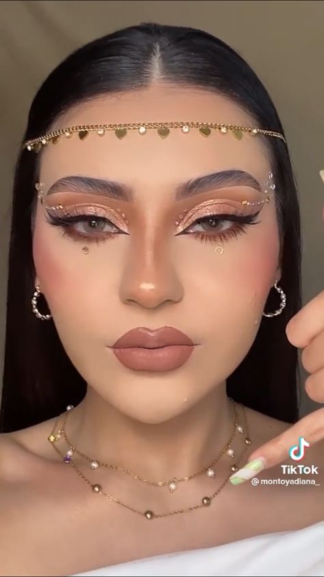 Leo Zodiac Makeup Looks, Makeup Looks Goddess, Ancient Greece Makeup, Cleopatra Aesthetic Outfit, Greek Goodness Makeup, Goddess Makeup Ideas, Red Rhinestone Eye Makeup, Greek Makeup Look, Gladiator Makeup