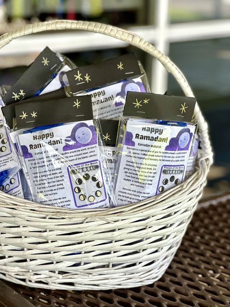 Easy Oreo Moon Phase Favors for Sharing Ramadan in the Classroom – IslamiMommy Oreo Moon Phases, Ramadan Activity, Islamic Calendar, Ramadan Activities, Book Tour, Goody Bags, Ramadan Mubarak, Teaching Elementary, Busy Book