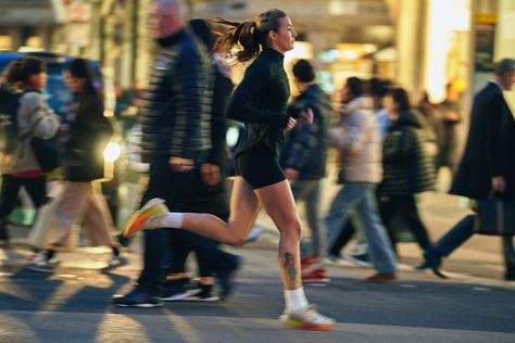 Leo Cackett | @isa.yasmijn running on Oxford street | Instagram City Running Photography, Runner Aesthetic Girl, Running Motivation Aesthetic, Running Nyc, Jogging Aesthetic, Run Motivation, Running Inspo, Workout Athlete, Aesthetic Running