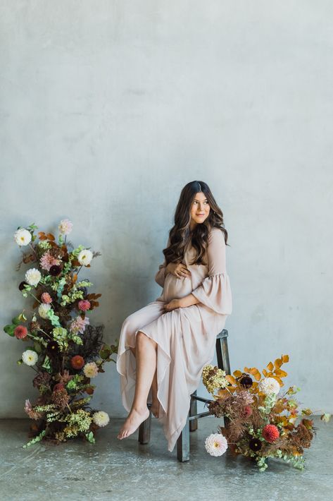 Simple Maternity Photoshoot Ideas, Floral Maternity Shoot Studio, Maternity Simple Photo Shoot, Simple Maternity Shoot Ideas, Minimal Maternity Shoot, Simple Maternity Photoshoot, Floral Maternity Shoot, Maternity Photo Studio, Simple Maternity Shoot