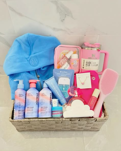 Gift basket #preppy #giftbasketideas #aesthetic Big Burr Basket, Cute Preppy Gift Baskets, Lululemon Gift Basket Ideas, Questions To Ask For A Gift Basket, Boujee Gift Basket, Gift Basket Ideas Teen Girl, Gift Basket Preppy, Pink Bday Basket, What To Get Ur Friend For Her Birthday