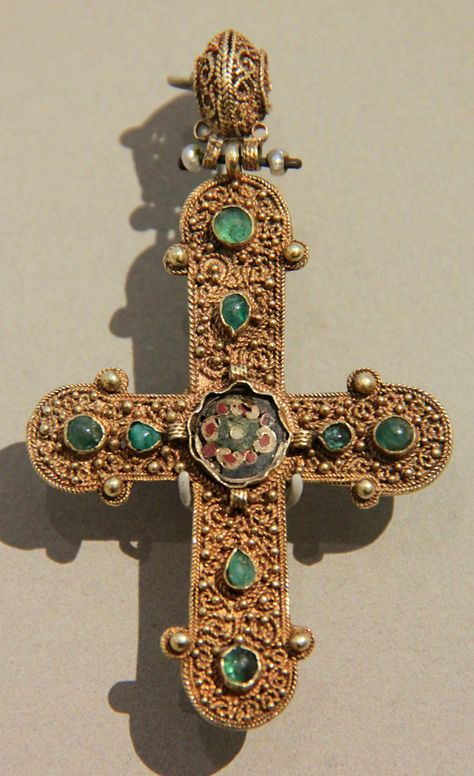 https://flic.kr/p/4wzXuY | V&A- Byzantine cross pendant | 1000-1200 Byzantine Empire, probably Constantinople Byzantine Cross, Byzantine Gold, Byzantine Jewelry, Istoria Artei, Ancient Jewellery, Byzantine Empire, Historical Jewellery, Byzantine Art, Hagia Sophia