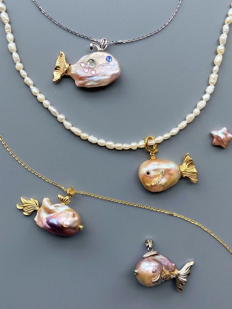 Check out our pearl fish pendants - each pendant is unique. The pendant features a lustrous baroque pearl that forms the body of a whimsical fish. The fins and tails are crafted from gold-tone metal, adding a touch of luxury to this charming piece. These pearl fish pendants are perfect for adding an elegant yet playful touch and enchantment to any piece of jewelry. Whether you're dressing up for a special occasion or adding a touch of glamour to your everyday look, these pendants are the perfect Funky Pearl Jewelry, Beaded Necklace With Charm, Pearl Necklace Stack, Charm Necklace Ideas, Baroque Pearls Jewelry, Whimsical Fish, Handmade Pearl Jewelry, Pearl Baroque, Pearl Charm Necklace