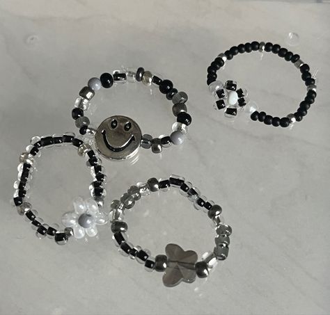 Gelang Beads, Beaded Bracelets Black, Black Beads Bracelet, Diy Bracelets With String, Bead Rings, Diy Beaded Rings, Grunge Jewelry, Bracelets Handmade Diy, Black Beaded Bracelets