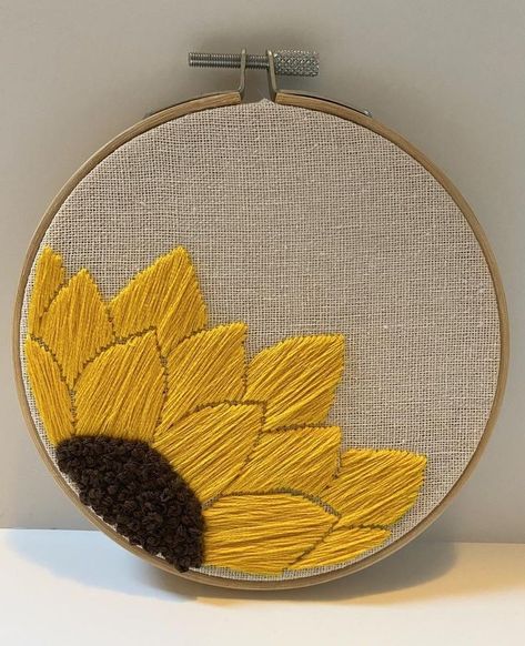 Embroidery Hoop Painting, Large Embroidery Designs, Small Sunflower Embroidery, Small Embroidery Hoop Ideas, Large Hoop Embroidery, Small Hoop Embroidery, Embroidery Display Ideas, Embroidered Greenery, Framed Embroidery Wall Art