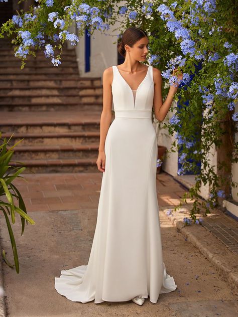 Pretty in ivory, Moonlight Tango style T983 is a clean crepe mermaid wedding dress that you won't easily forget after seeing it once. With her rich crepe back satin, sultry deep sweetheart neckline, and supportive wide straps, jaws will be dropped seeing you in this dreamy wedding gown! Click on the link to find more features. #weddingdressinspo #mermaidweddingdress #crepewedidnggown Fitting Wedding Dress, Wedding Dress Aesthetic, Moonlight Bridal, Floor Length Wedding Dress, Bridal Gowns Mermaid, Blush Bridal, Sweetheart Wedding Dress, Fitted Wedding Dress, Wedding Dress Sleeves