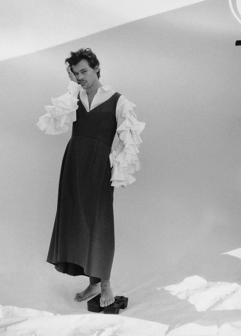 ؘ on Twitter: "go pick a dress… " Harry Styles Photoshoot, Harry Styles Nails, Harry Styles Outfit, Haikou, Tim Walker, Harry Styles Wallpaper, Harry Styles Pictures, Harry Styles Photos, Mr Style