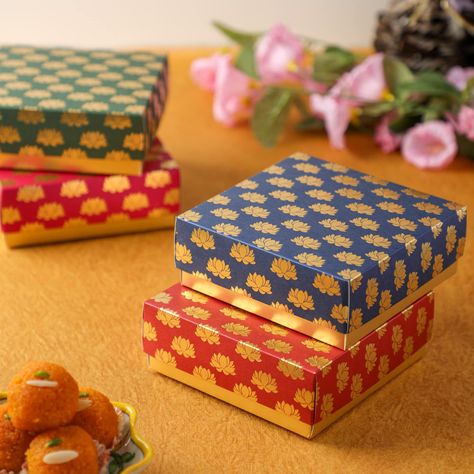 Small Mithai Boxes, Mithai Boxes Wedding, Mithai Boxes Packing, Sweet Box Design Indian, Indian Sweets Box, Diwali Boxes, Diy Diwali Gifts, Cupcake Wedding Favors, Diwali Gift Box