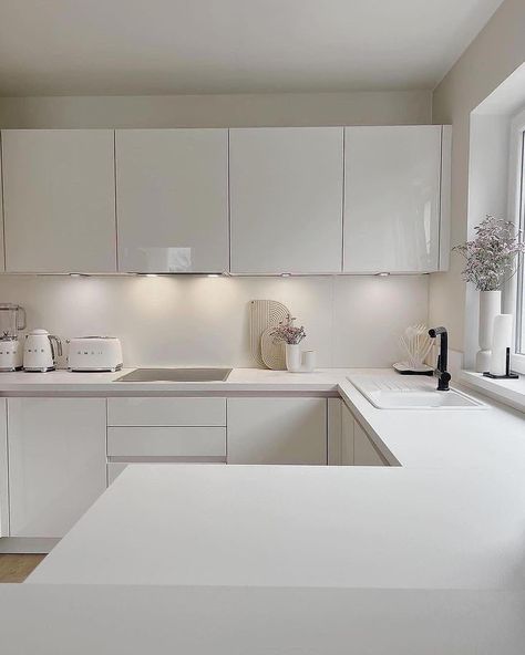 Light Kitchen Ideas Modern, Kitchen Design Light Colors, Small White Gloss Kitchen Ideas, White Small Kitchen Ideas, Small White Kitchen Ideas, Pure White Kitchen, Matt White Kitchen, White Kitchen Modern, Sleek Kitchen Design