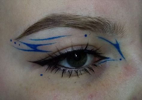 Shark Eye Makeup, Blue Graphic Liner Makeup, Funky Eyeliner Looks, Alien Eyeliner, Eyeliner Azul, Graphic Liner Hooded Eyes, Artsy Eyeliner, Grafik Eyeliner, Shark Makeup