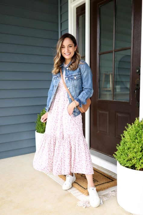 Ways to Wear Sneakers with Dresses - Pumps & Push Ups Skirt With Sneakers Outfits, Skirt With Sneakers, Outfit With Sneakers, Dresses With Tennis Shoes, Pink Dress Outfits, Denim Dress Outfit, Dress And Sneakers Outfit, Slip Dress Outfit, Gaun Fashion