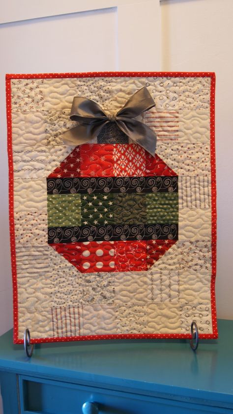 Christmas Quilting Projects, Christmas Quilt Blocks, Quilted Projects, Christmas Tree Quilt, Christmas Patchwork, Christmas Quilting, Ornament Wall, Christmas Sewing Projects, Christmas Quilt Patterns