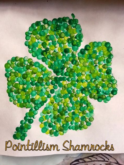 St. Patrick's day crafts for kids Shamrock Art Projects, Classroom Artwork, Sant Patrick, Shamrock Art, Shamrock Craft, Saint Patricks Day Art, March Crafts, St Patricks Crafts, March Activities