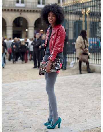 Street Style: Paris Fashion Week  Julia Sarr-Jamois is a rock star when it comes to mixing color and texture. Julia Sarr Jamois, Street Style Paris Fashion Week, Paris Street Style Spring, Paris Fashion Week Street Style, Fashion Articles, Street Style Paris, Paris Street Style, Spring Street Style, Cool Street Fashion