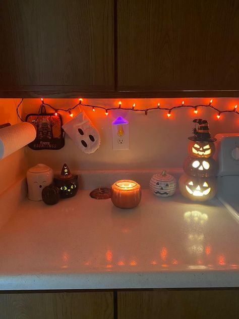 Fall Home Decor Simple, Halloween Themed Apartment, Fall Home Ideas, Halloween Decor Inside House, Small Halloween Decor, 90s Halloween Aesthetic Decor, Halloween Decorations For Bathroom, Halloween Shopping Aesthetic, Spooky Season Decorations