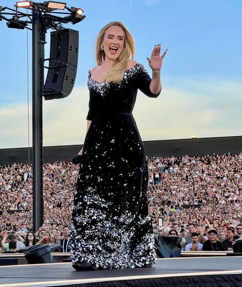 Adele Tour, Adele Wallpaper, Adele Pictures, Adele Style, Adele Music, Adele Concert, Adele Adkins, Adele Songs, Mom Wedding Dress